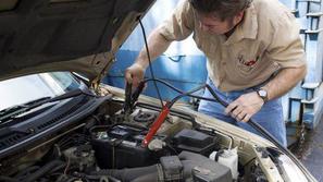 Ko prižgete avtomobil, najprej odstranite kabel, ki je vezan na negativni pol, n