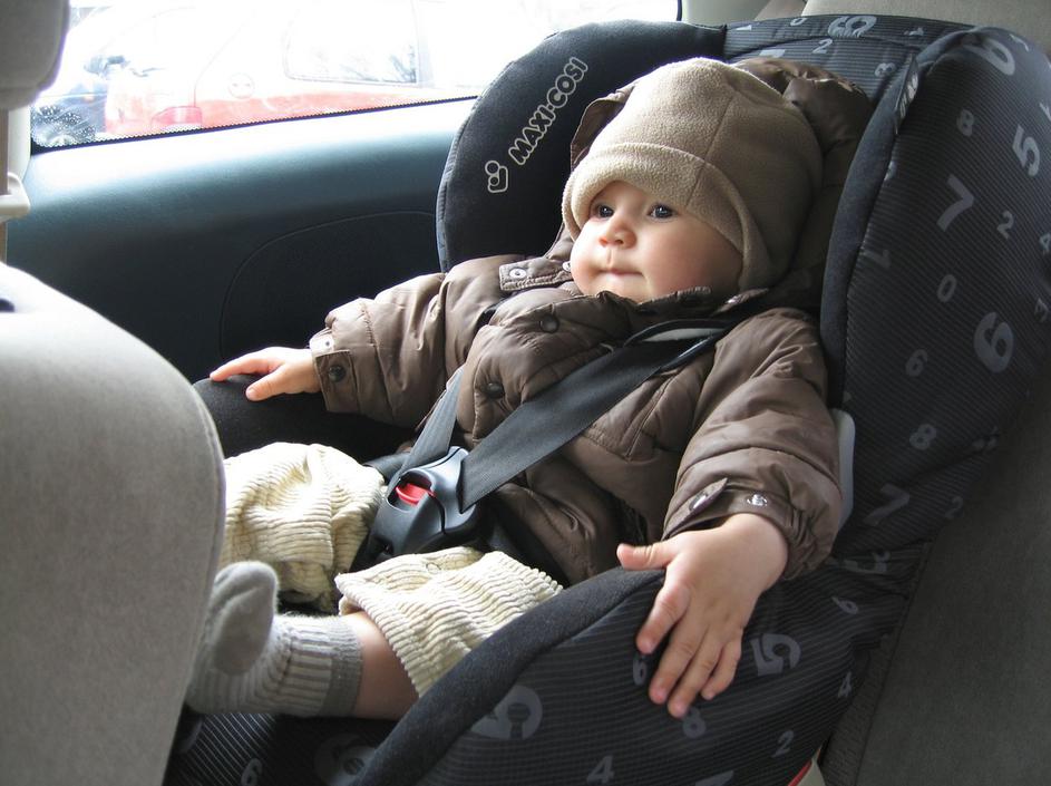 otrok v avtosedežu v bundici