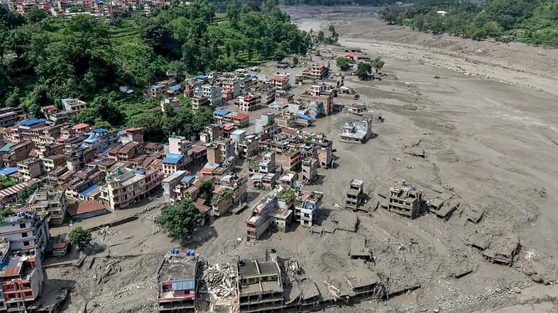 Poplave v Nepalu zradirale cele vasi