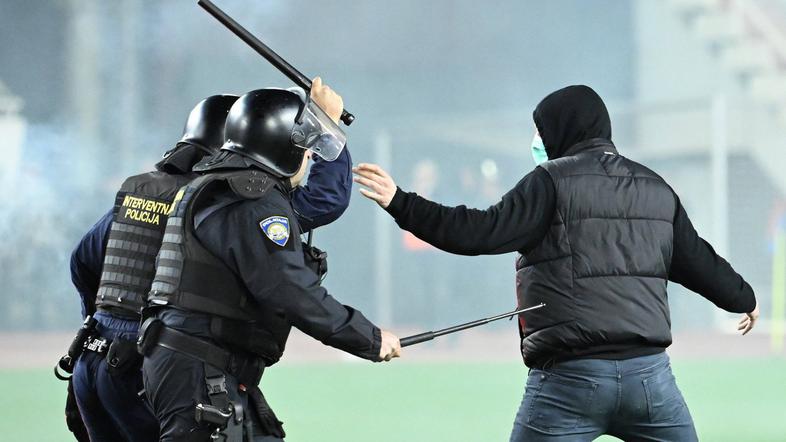 Obračun policije in navijačev