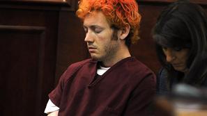 James Holmes po pokolu prvič na sodišču.