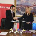 Pogodbo sta podpisala Rok Vodnik, član uprave Petrola, in metliška županja Renat