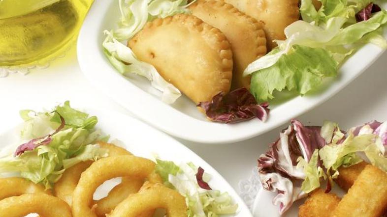 Postrezite jih z čebulnimi obročki ali ribjimi palčkami. (Foto: shutterstock)