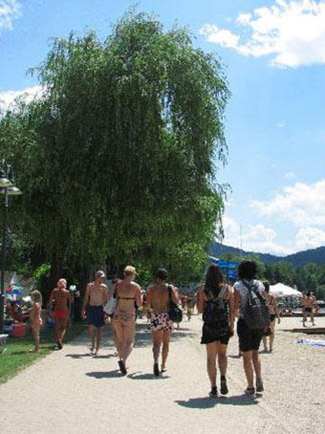 Jezero je dobilo slovensko ime po kraju Vrba (Velden).