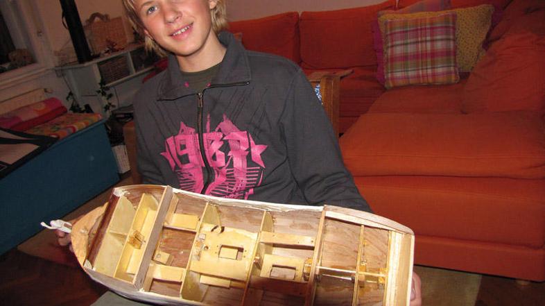 Da ima smisel za oblikovanje, Dan dokazuje s številnimi ročno izdelanimi modeli 