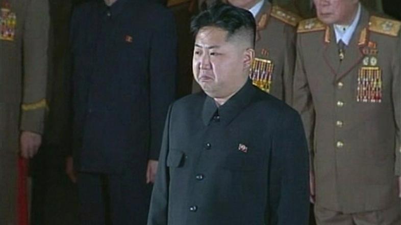 Kim Jong Un žaluje za svojim očetom. Državo prevzema skupaj z velikanskim vojašk