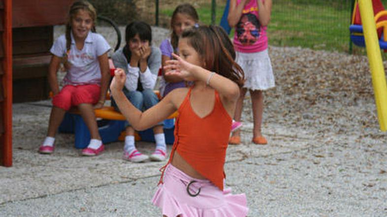 Z vrtcem v naselju naj bi otroke spodbudili k rednemu predšolskemu izobraževanju