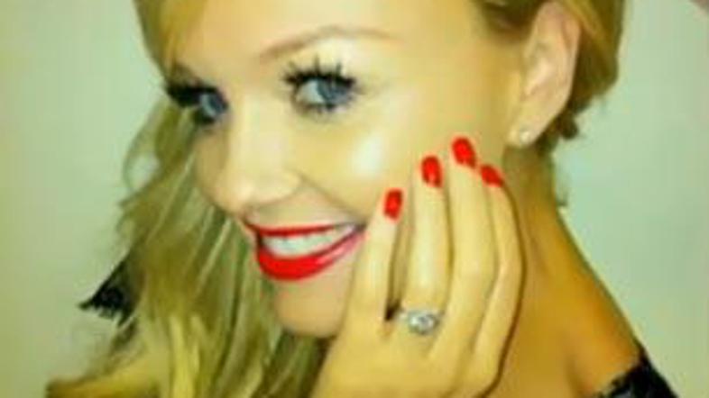 Na Twitterju je srečna Emma objavila svojo sliko, na kateri njen prst krasi diam