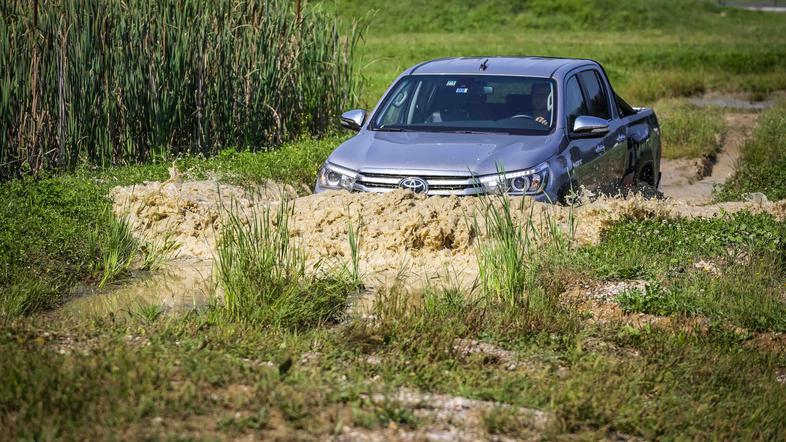 Toyota hilux invincible