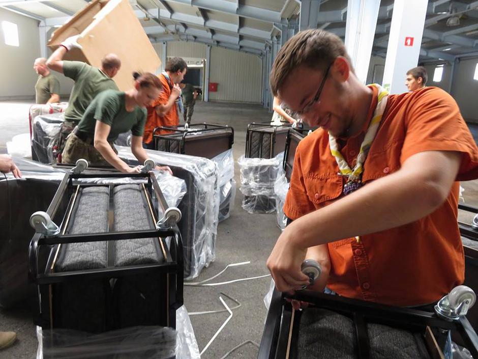 Postavljanje šotorov in postelj v namestitvenih centrih | Avtor: Združenje slovenskih katoliških skavtov in skavtinj