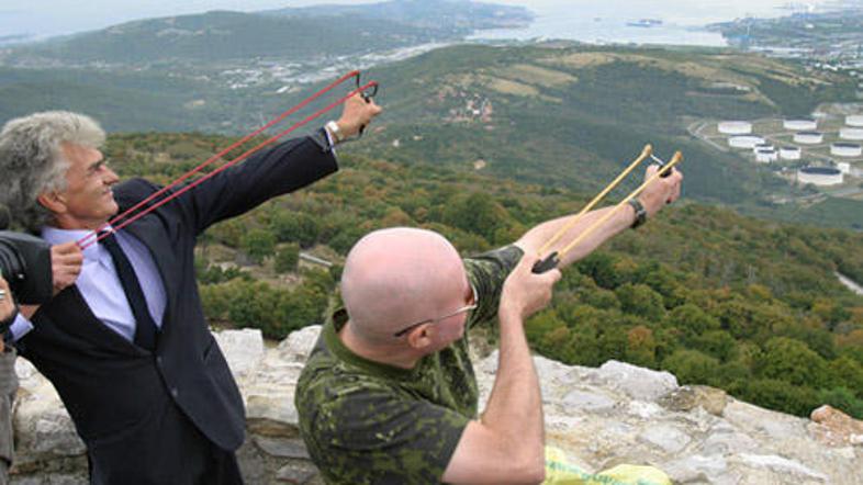 Vojko Bernard in Roberto Giurastante iz Greenactiona sta s fračami simbolično po