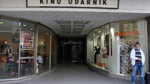 V kinu naj bi se že septembra vrteli nekomercialni filmi. Ustanovitelji računajo