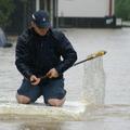 Robi na svojem improviziranemu splavu. (Foto: Jože Biščak)