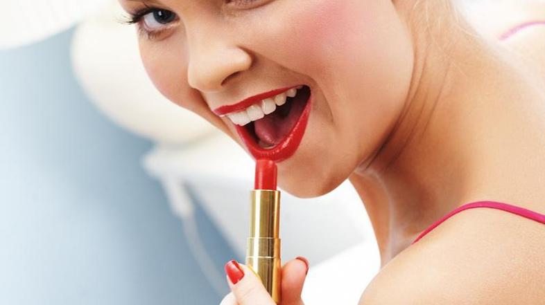 Običajno gre, včasih pa se vas pri ličenju drži smola. (Foto: Shutterstock)