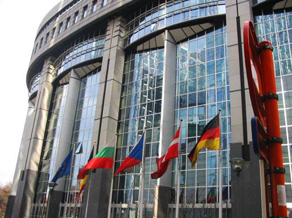 Institucije EU iščejo 44 prevajalcev in 98 tolmačev v slovenščino ter še štiri j