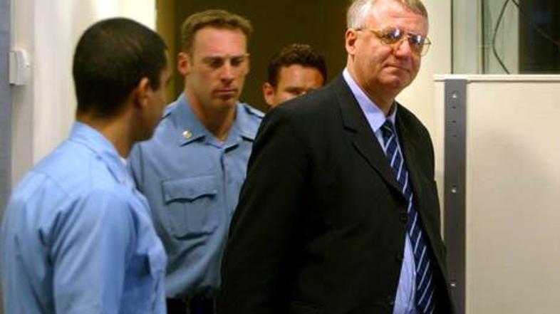 Vojislavu Šešlju zaradi nespoštovanja sodišča in izdaje imen zaščitenih prič gro