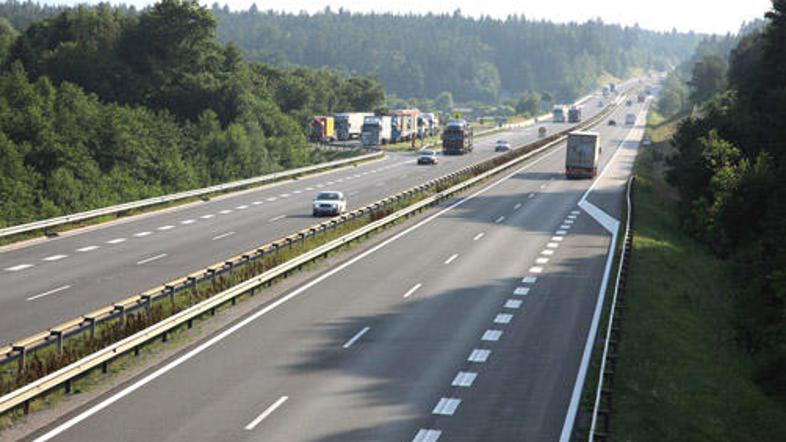 Če zapeljete mimo izvoza, nikar ne vozite vzvratno, temveč avtocesto zapustite n