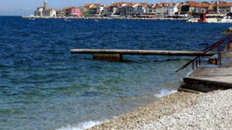 Le manjšina upraviteljev ponuja domačinom cenejši vstop na plažo kot drugim gost