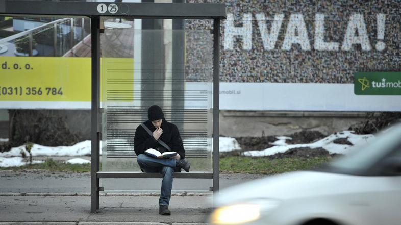 Študent na avtobusni postaji