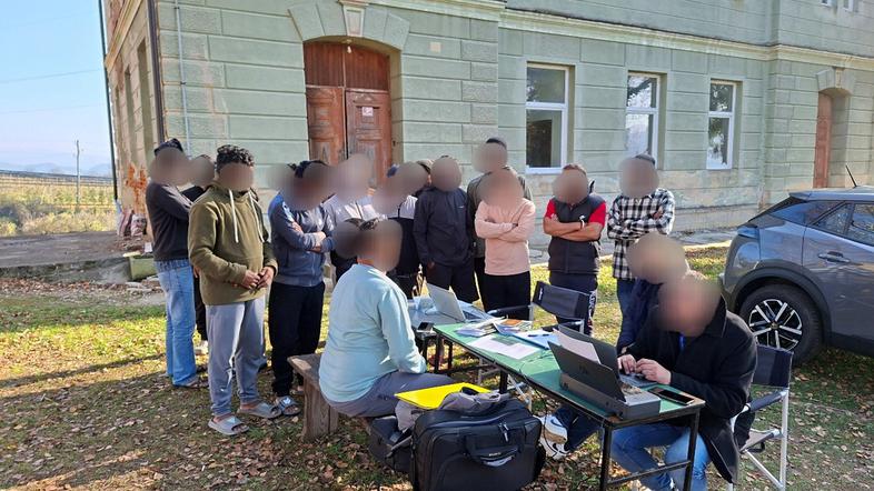 tuji delavci iz Nepala na sezonskem delu na Dolenjskem