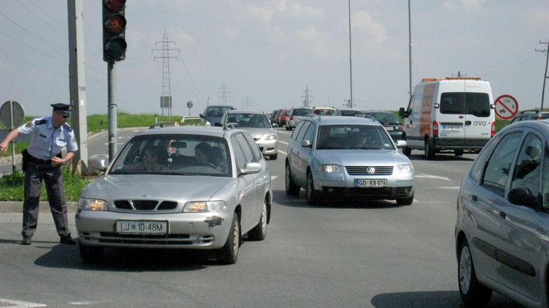 Policisti poskušajo v bližini kranjske vojašnice prepričati ruskega državljana, 