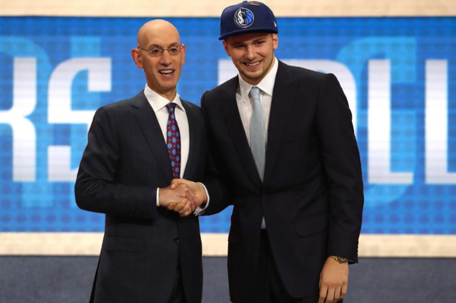 luka dončić adam silver | Avtor: Reševalni pas/Twitter