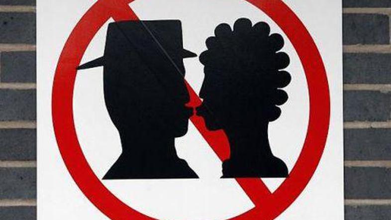 Znak z železniške postaje. Posloviti se bo treba drugače.