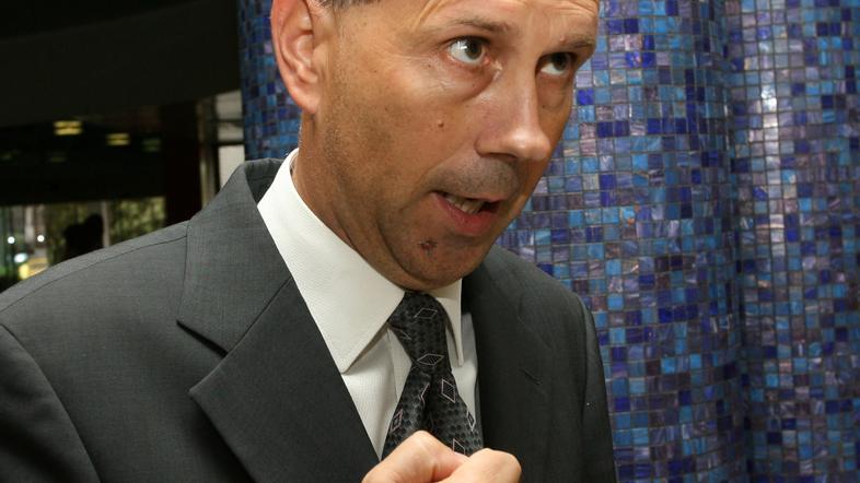 “Govorice, po navadi neutemeljene, so očitno temelj dogajanja v tej državi,” na 