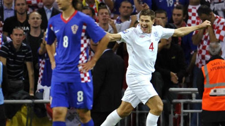 Medtem ko je Gerrard  (v ozadju) proslavljal svoj zadetek, je Kranjčar (v ospred