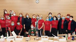 Ekipa Zdravstvenega doma Kranj na malici v vojašnici Petra Petriča Kranj, cepljenje, covid-19