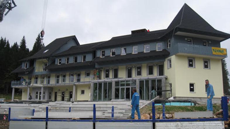 Pred večnamenskim objektom biatlonskega centra so včeraj nameščali montažne ploš