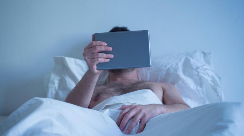 moški, postelja, pornografija