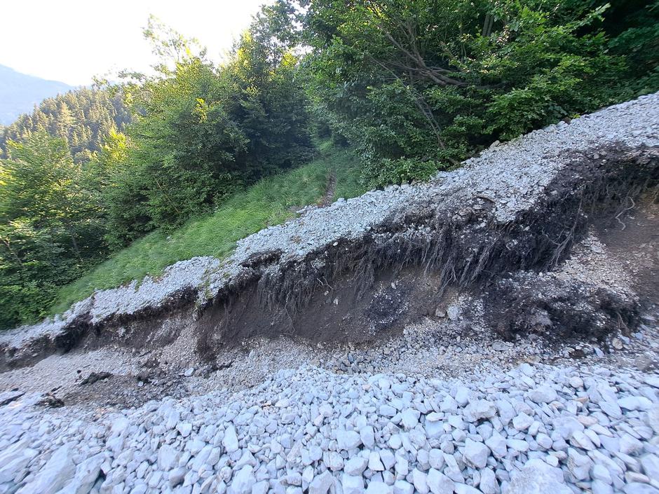 poškodovana planinska pot | Avtor: Alenka Čebular