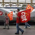 Protestniki ob vlakih TGV, ki lahko med vožnjo dosegajo hitrosti do 320 kilometr