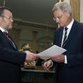 Carl Bildt (desno) je dejal, da je Islandija, ki je že članica Evropskega gospod