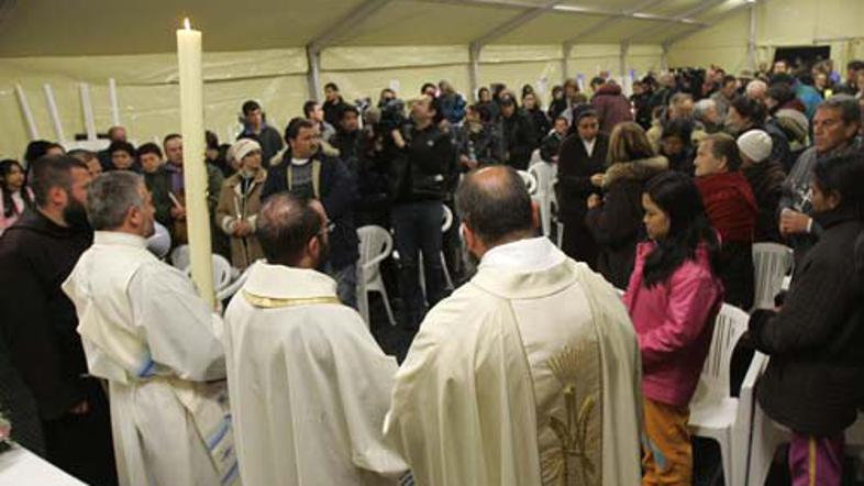 Velikonočno mašo so tokrat namesto v cerkvi imeli pod šotorom.