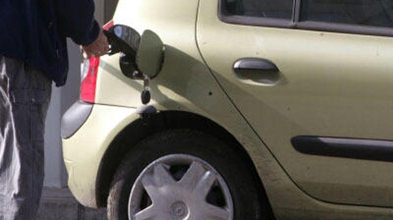 Italijani ga tankajo kar v prtljažnik.