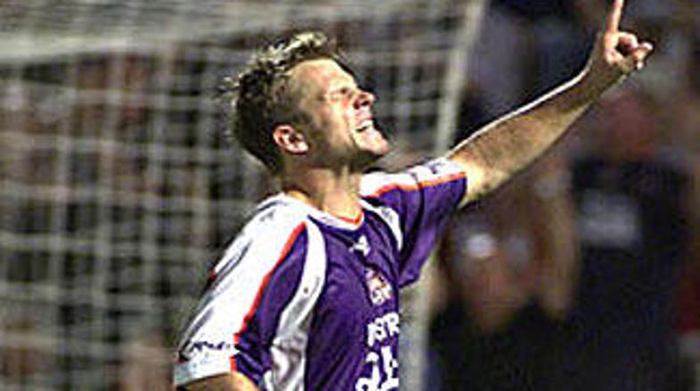 Nogometaš ne dviguje roke le ob proslavljanju gola, ampak tudi ob drugih priložn