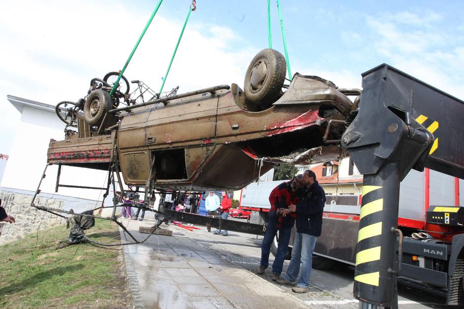 Mariborski potapljači so iz Drave potegnili celo manjši tovornjak. (Foto: Barbar