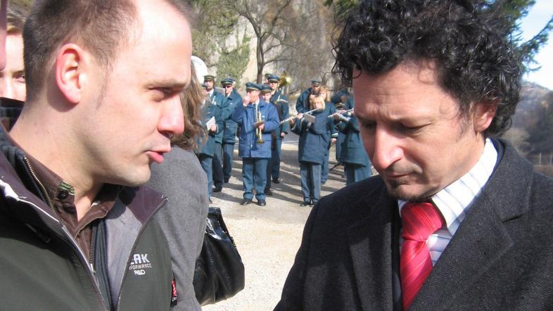 Aljaž Krpič je ministru Vlačiču ob slovesnosti predal brošuro, v kateri mladi po