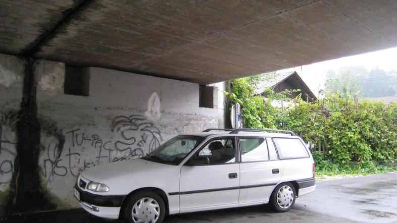 Marijan je prepričan, da mu v avtomobilu nekdo prisluškuje. (Foto: Nada Černič C