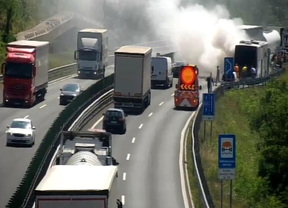 Goreče vozilo na vipavski hitri cesti