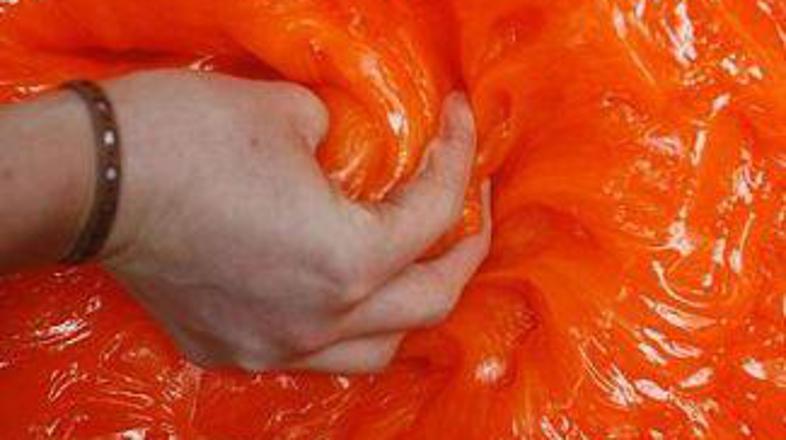 Gel ob udarcu otrdi in zadrži energijo, ki bi sicer škodovala človeku.