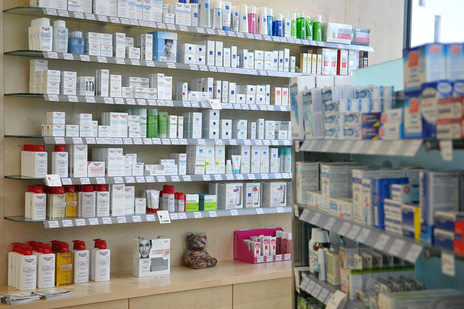 Ali bo nasproti Zdravstvenega doma Črnomelj zasebna ali javna lekarna, bo danes 