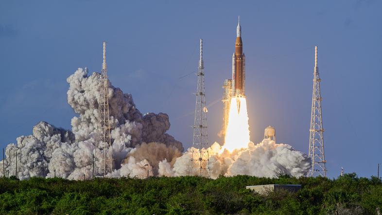 izstrelitev rakete Space Launch System v okviru misije Artemis 2