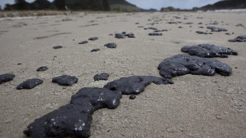 Naftni madež na obali 