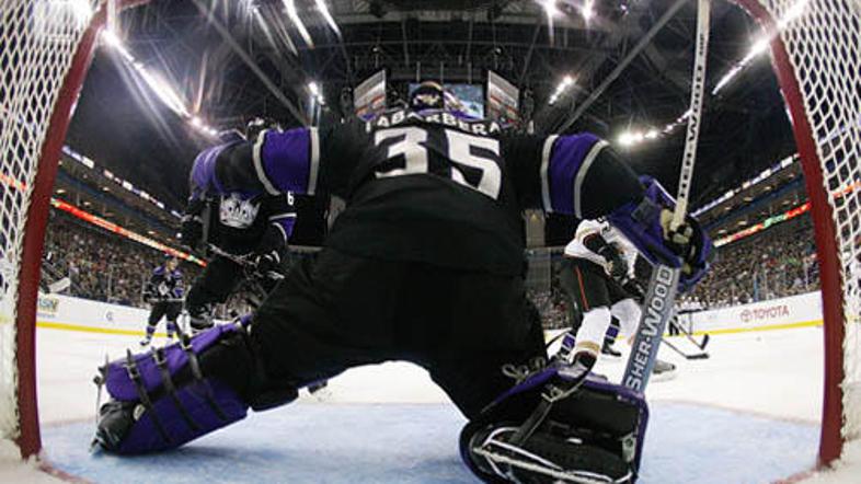 Jason LaBarbera je tretjič letos začel tekmo in po aprilu 2006 zmagal prvič v li