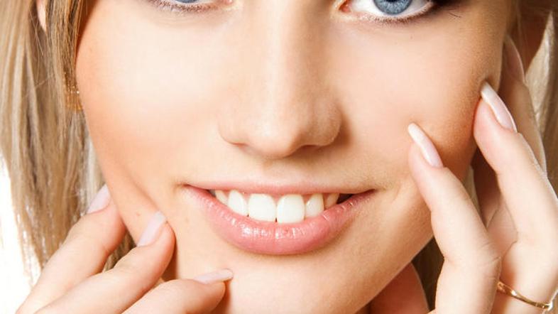 Zunanji dejavniki, ki vplivajo na obarvanost zob, so cigarete, kava, čaj, rdeče 