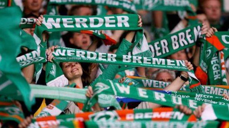 Navijači Werderja in Hamburga so se spopadli.