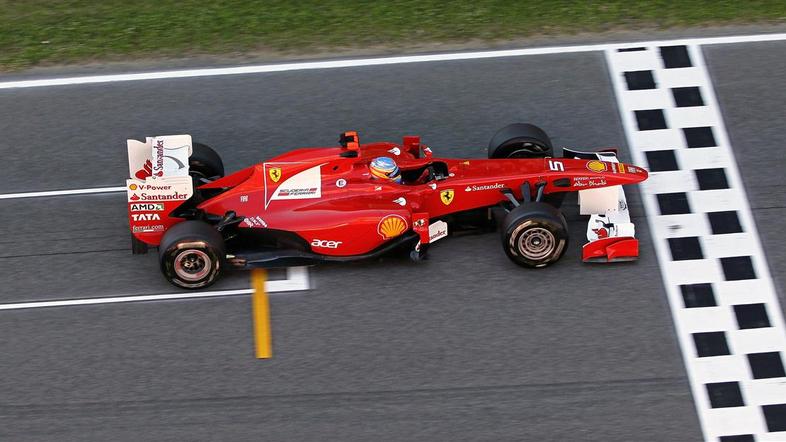 Fernando Alonso bo za Ferrarija dirkal vsaj še do konca sezone 2016. (Foto: EPA)